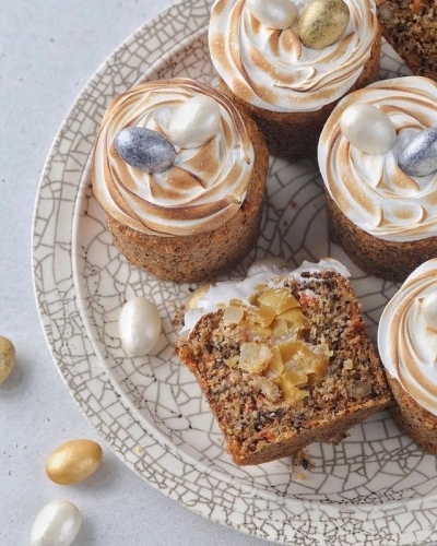 Бездрожжевой морковный кулич с карамельной грушей и меренгой